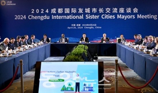 유정복 인천시장이 중국 청두시에서 열린 '국제우호도시 시장 포럼'에서 '2045 인천광역시 탄소중립 전략'을 소개하고 있다.(사진= 인천시 제공)