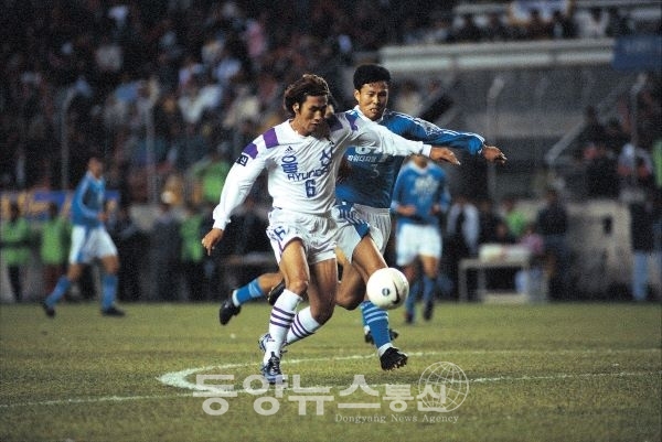 1998시즌 득점왕을 차지한 유상철 경기 모습(사진=K리그 제공)