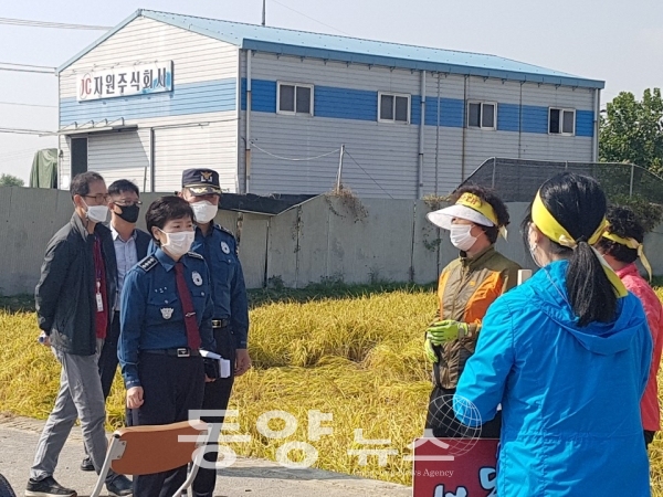 김의옥 천안경찰서장은 12일 오전 성환읍 폐기물 반입 현장을 찾아 철저한 수사를 지시했다.(사진=독자제공)