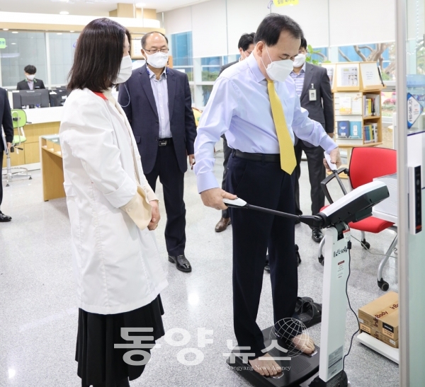 김지철 충남교육감은 6일 민원실에 설치된 각종 건강측정기구를 직접 체험했다. (사진=충남교육청 제공)