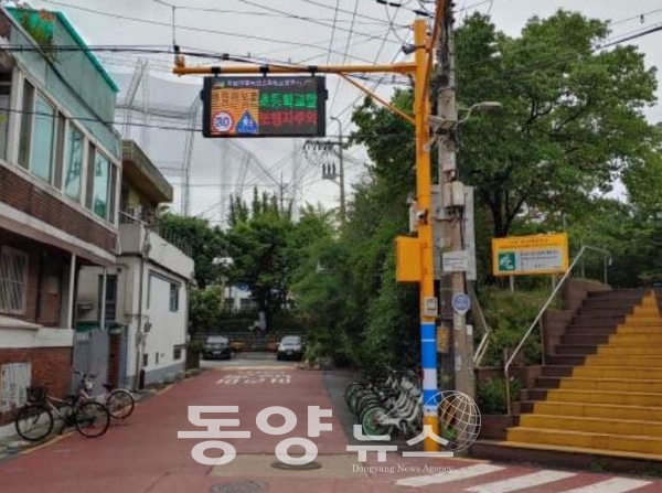 서울 성동구는 용답초등학교 등 4개 초등학교 통학로에 어린이보호구역 제한속도 준수를 위한 ‘스마트 스쿨존 시스템’을 설치·운영하고 있다.(사진='어린이 눈높이에서 바라본 통학로 교통안전' 보고서 캡처)