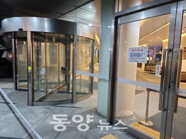 코로나19 확산 방지를 위해 출입문을 통제한 서울의 한 빌딩. (사진=동양뉴스DB)