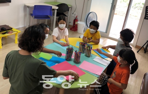 경북 의성군 지역아동센터에서 복지 교사와 함께 수업하는 아동들(사진=의성군 제공)