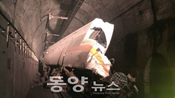 [로이터=동양뉴스] 2일 대만에서 열차 탈선 사고가 발생했다.