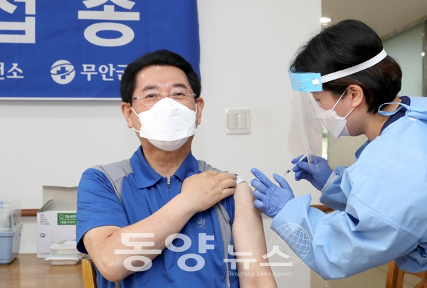 지난 9일 김영록 전남도지사가 무안군노인전문요양병원에서 AZ 백신을 접종하고 있다.(사진=전남도 제공)