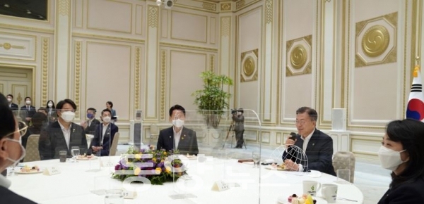 문재인 대통령이 3일 청와대에서 더불어민주당 초선 의원들과 간담회를 갖고 있다. (사진=청와대 제공)