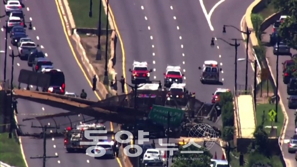 [로이터=동양뉴스] 23일(현지시간) 미국 워싱턴DC 295번 고속도로 위의 보행자 육교가 붕괴되는 사고가 발생했다.