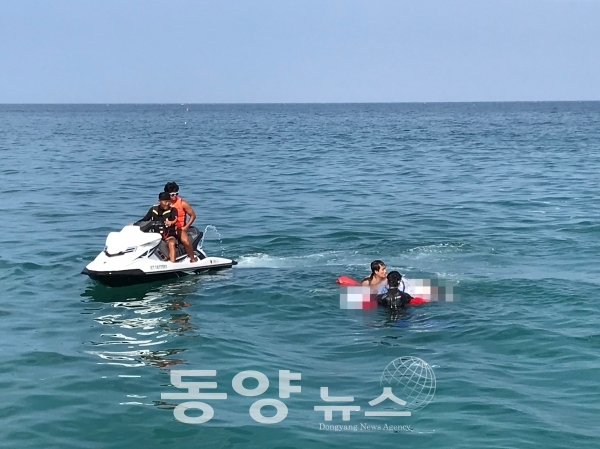 5일 오후 동해해양경찰서 경찰관들이 강릉시 금진해변 인근 해상에서 변사체를 인양하고 있다. (사진=동해해경 제공)