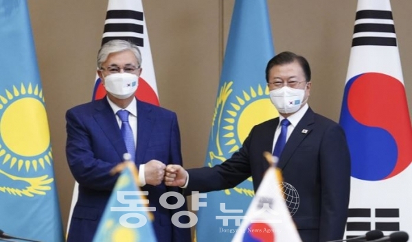 문재인 대통령은 국빈 방한 중인 카심-조마르트 토카예프 카자흐스탄 대통령과 17일 청와대에서 정상회담을 가졌다. (사진=청와대 제공)