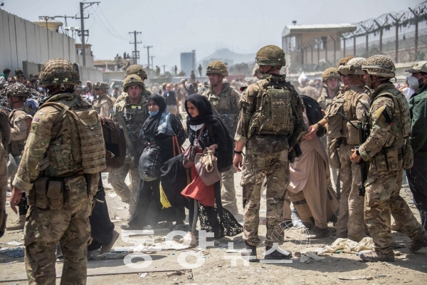 [로이터=동양뉴스] 미군이 아프가니스탄 카불 공항에서 대피 작전을 하고 있다.