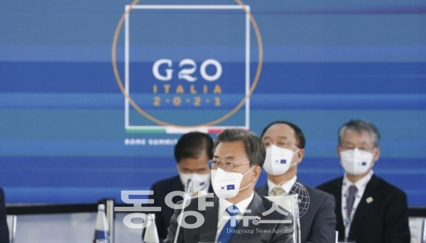 문재인 대통령이 30일(현지시간) 이탈리아 로마 누볼라 컨벤션센터에서 열린 주요 20개국(G20) 정상회의 '국제경제 및 보건' 세션에 참석하고 있다. (사진=청와대 제공)