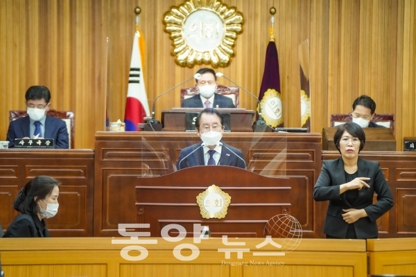 2일 김종식 목포시장이 시의회에서 내년도 예산안 제출에 따른 시정연설을 하고 있다.(사진=목포시 제공)
