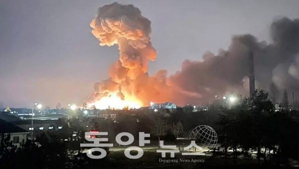 [로이터=동양뉴스] 러시아가 우크라이나를 침공한 가운데 우크라이나 수도 키예프에서 폭발로 인해 연기가 피어오르고 있다.
