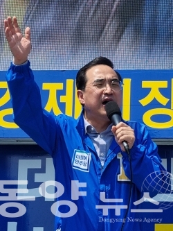 순천시민에게 민주당 오하근 후보 지지를 호소하고 있는 박홍근 원내대표.(사진=동양뉴스DB)