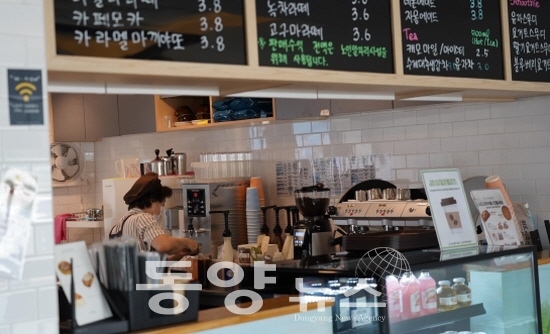 인천 동구 노인인력개발센터가 운영하는 노인 일자리 카페 괭이부리점에서 노인 일자리 시장형사업단 직원이 커피를 내리고 있다.(사진= 인천사서원 제공)