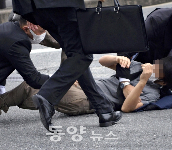 [로이터=동양뉴스] 8일 선거 유세 중이던 아베 신조 전 일본 총리를 저격한 용의자를 경호원들이 제압하고 있다.