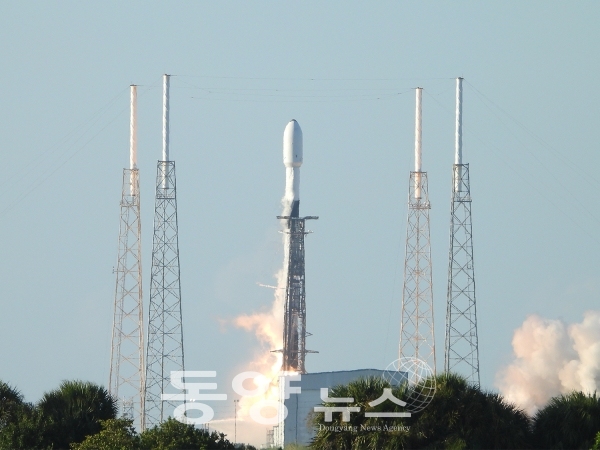 한국의 첫 달 탐사선 '다누리'가 5일 오전 8시 8분 48초(현지 기준 4일 오후 7시 8분 48초) 미국 플로리다주 케이프커내버럴 우주군 기지에서 '스페이스X'의 '팰컨9' 발사체에 실려 발사되고 있다. (사진=항우연 제공)