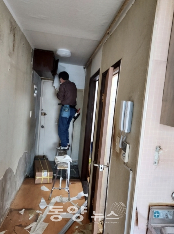 지난해 서울시 실내환경 개선공사 지원을 받은 가구의 벽지 교체 작업이 이뤄지고 있다.(사진=서울시 제공)