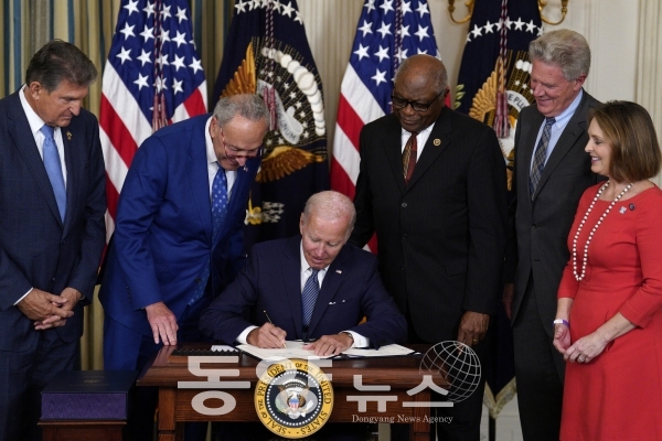 [로이터=동양뉴스] 조 바이든 미국 대통령이 지난 16일(현지시간) 미 워싱턴DC 백악관에서 ‘인플레이션 감축법’에 서명하고 있다.