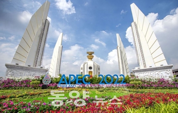 지난 16일 태국 수도 방콕 거리에 설치된 아시아·태평양경제협력체(APEC) 로고.