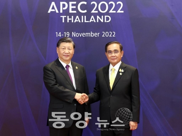 시 주석이 제29차 APEC 지도자회의가 열리는 회의장에 도착한 후 환대해 주는 가쁘라윳 짠오차 태국 총리와 악수를 나누고 있다.