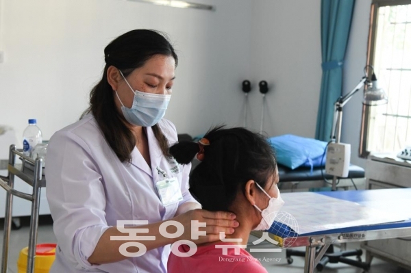 웨이샤오리가 지난달 13일 바이사리족자치현 치팡(七坊)진 지역사회병원에서 환자를 치료하고 있다.