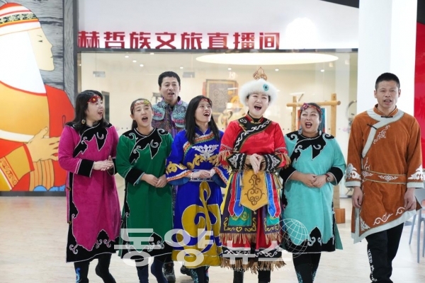 류레이(오른쪽 셋째)가 지난달 22일 헤이룽장성 퉁장시 무형문화전시관에서 수강생들과 함께 '우쑤리 뱃노래(烏蘇里船歌)'를 부르고 있다.