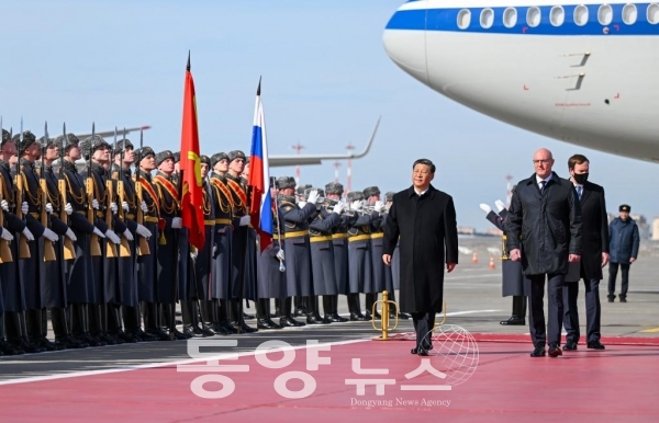 20일 오후 시진핑 주석을 태운 전용기가 모스크바 브누코보 공항에 도착했다. 드미트리 체르니센코 러시아 부총리 등 정부 고위 관리들은 비행기 트랩 옆에서 시 주석을 영접했다. 러시아 측은 공항에서 성대한 환영식을 열었다.