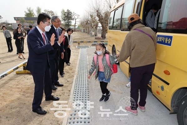 윤건영 충북교육감은 13일 북일초등학교를 찾아 통학버스에서 내리는 학생들과 반갑게 인사를 나누고 있다. (사진=충북교육청 제공)