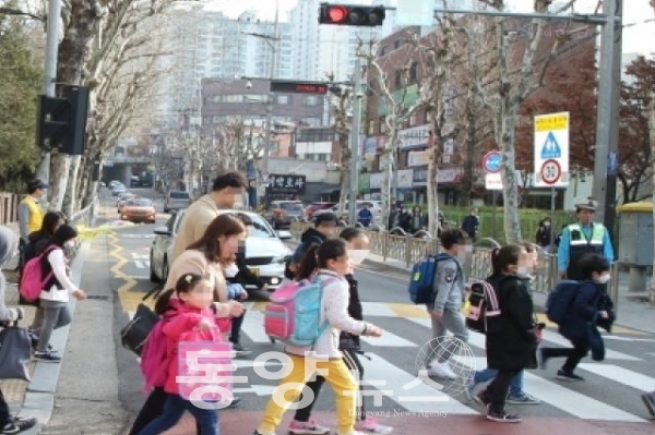 초등학교 학생들이 등교하고 있는 모습. 위 사진은 본 기사와 관련 없음. (사진=동양뉴스DB)