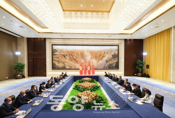18일 오전 시진핑 중국 국가주석과 사디르 자파로프 키르기스스탄 대통령과의 회담 현장.