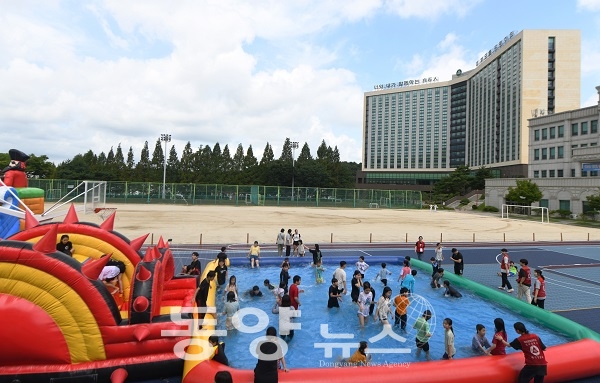 제54회 백석쿰캠프에 참여한 어린이들이 물놀이를 하고 있다. (사진=백석대 제공)
