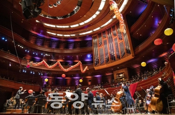 [신화통신=동양뉴스] 지난 2019년 1월 29일 미국 필라델피아에서 열린 제1회 중국 신년 음악회에서 상하이 필하모닉 오케스트라와 필라델피아 교향악단 연주자들이 합동 공연을 펼치고 있다.