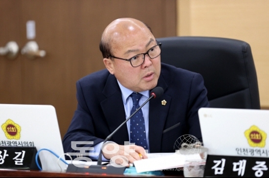 인천시의회 나상길 의원이 최근5년간 IFEZ내 불법행위 현황에 대해 지적하고 있다.(사진= 인천시의회 제공)