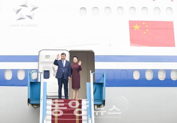시진핑(習近平) 중국공산당 중앙위원회 총서기, 국가주석이 12일 정오(현지시간) 전용기를 타고 베트남 수도 하노이에 도착했다.