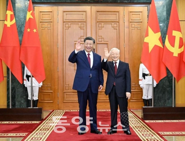 [신화통신=동양뉴스] 시진핑(習近平) 중국공산당 중앙위원회 총서기, 국가주석이 12일 오후(현지시간) 베트남 수도 하노이에 도착해 응우옌 푸 쫑 베트남 공산당 서기장과 회담을 가졌다.
