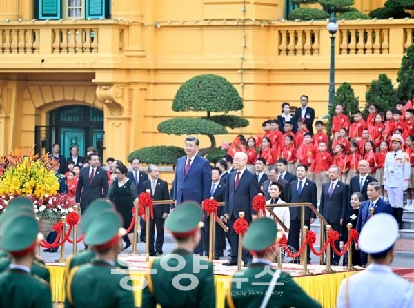 [신화통신=동양뉴스] 응우옌 푸 쫑은 시진핑을 위한 성대한 환영식을 열었다.