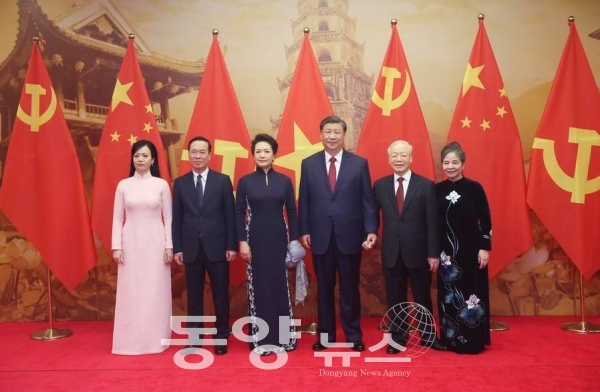 [신화통신=동양뉴스] 이날 저녁 응우옌 서기장 내외 , 보 반 트엉 국가주석 내외가 함께 시진핑 총서기·주석과 펑리위안 여사를 위한 성대한 환영 연회를 열었다.