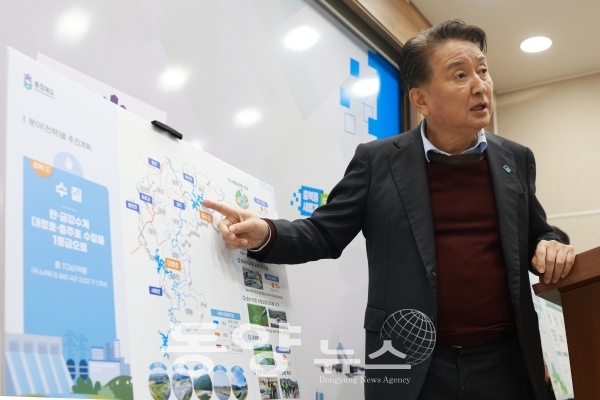 김영환 충북지사는 브리핑룸에서 "숨 쉴 수 있고, 자연과 함께 휴식을 취할 수 있는 환경산림분야 비전을 발표하고 있다(사진=충북도 제공)