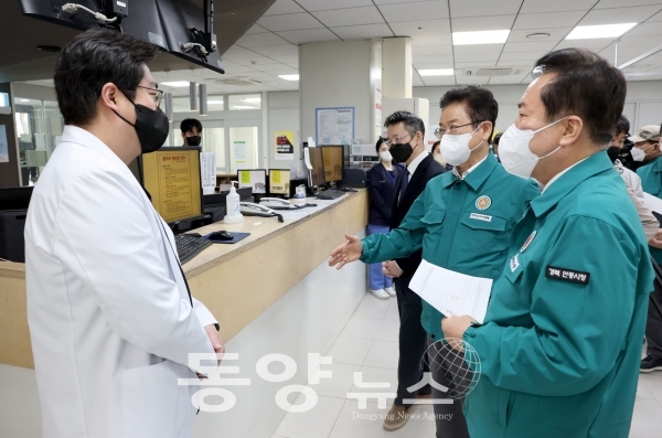 이철우 경북도지사는 8일 안동병원을 방문해 의료진을 격려하고 의료공백 최소화를 요청했다. (사진=경북도 제공)